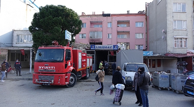 Küçükkuyu'da ev yangını: 8 kişi dumandan etkilendi