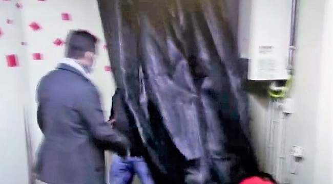 Kumar oynarken baskına uğradılar, perdenin arkasına saklandılar