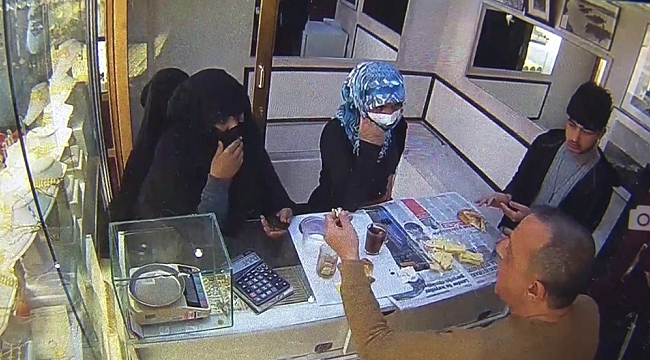 Küpe bozdurma bahanesiyle kuyumcuya girdiler, 80 bin lira değerinde 30'un üzerinde altın bilekliği çaldılar