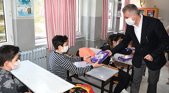 Kuşadası Belediyesi öğrencilere eğitim seti dağıttı