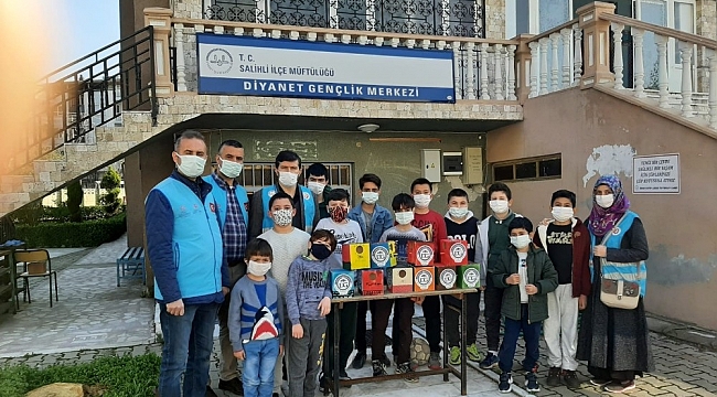 Kuşlar için yuva yapıp, ağaçlara astılar