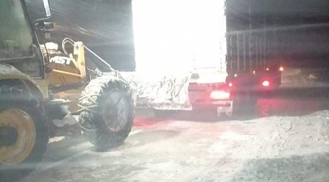 Kütahya'da tipi nedeniyle yolda kalan tır ve otomobil kurtarıldı