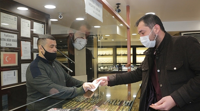 Kuyumcunun verdiği fazla 10 bin 800 lirayı iade etti