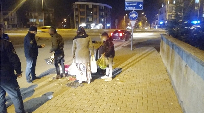 Lüks araçla dilenmeye geldiler, zabıtaya yakalandılar