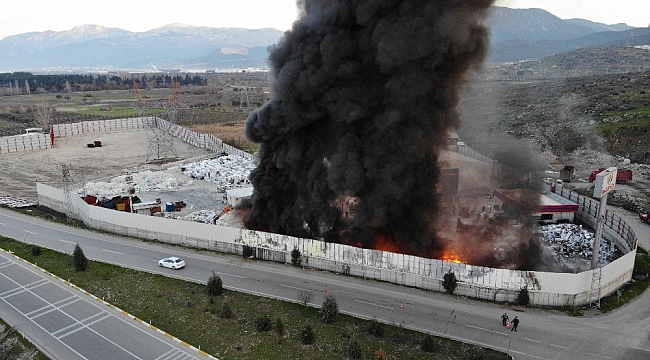 Manisa'da geri dönüşüm tesisinde yangın