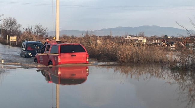 Manisa'da sel sularında mahsur kalan 5 araç itfaiye tarafından kurtarıldı