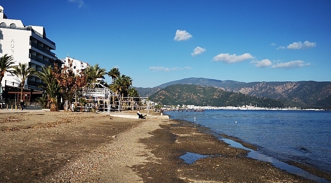 Marmaris'te deniz 1,5 metre çekildi