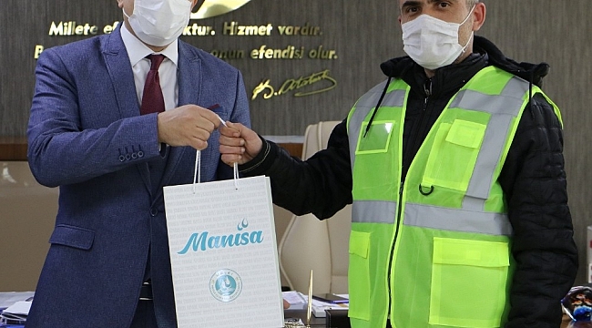 MASKi personeli yolda buldukları telefonu sahibine teslim etti