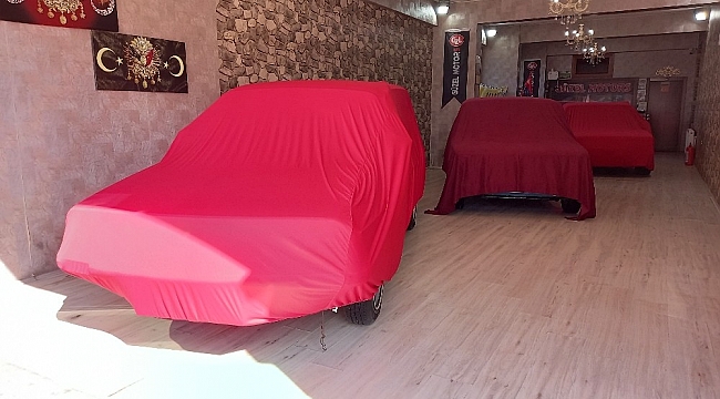 Mecbur kalmadıkça örtüsünü dahi açmıyor, klasik otomobillerine gözü gibi bakıyor