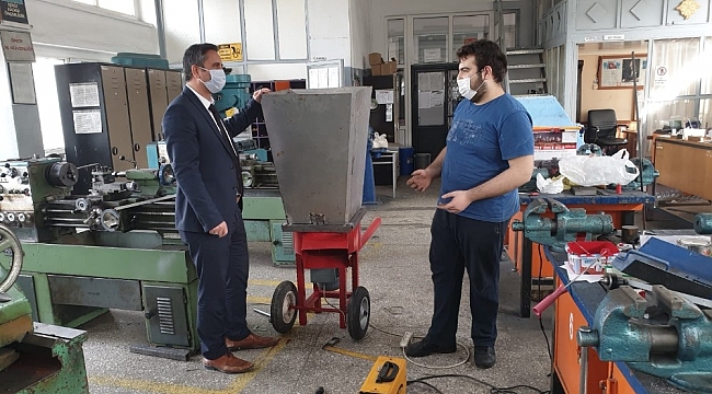 Mesleki lisesi öğrencileri ilçe halkının tarım aletlerinin ve bilgisayarlarının bakımını yapıyor