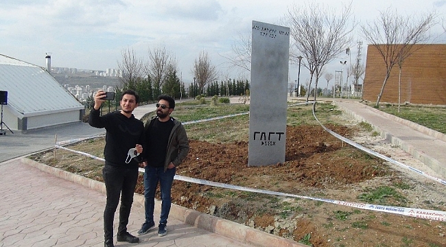Metal bloku tanıtım için belediyenin parka diktiği ortaya çıktı
