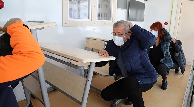 Mezitli Belediye personeline simülasyon tırında deprem eğitimi