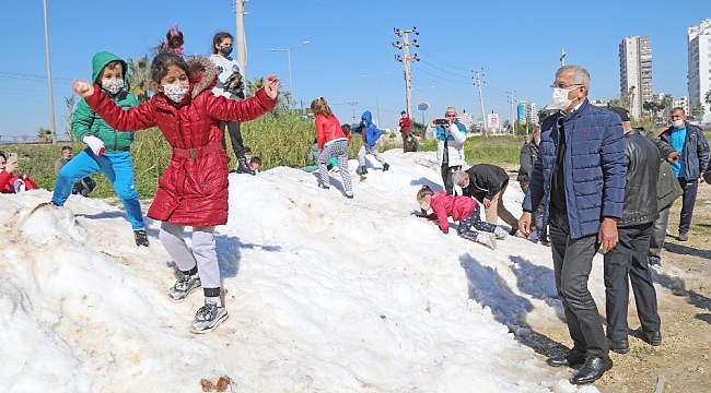 Mezitlili çocuklar, ayaklarına kadar gelen karda doyasıya eğlendi