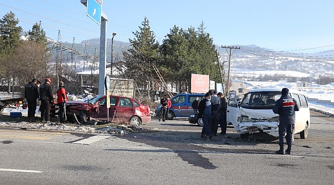 Minibüs ile otomobil kavşakta çarpıştı: 2 yaralı