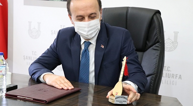 Minik bağlama hediyesi valiyi sevindirdi