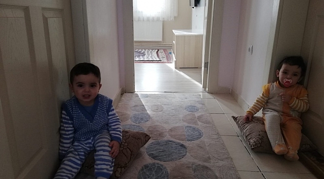 Minik ikizlerin kapı açma numarası şoke etti