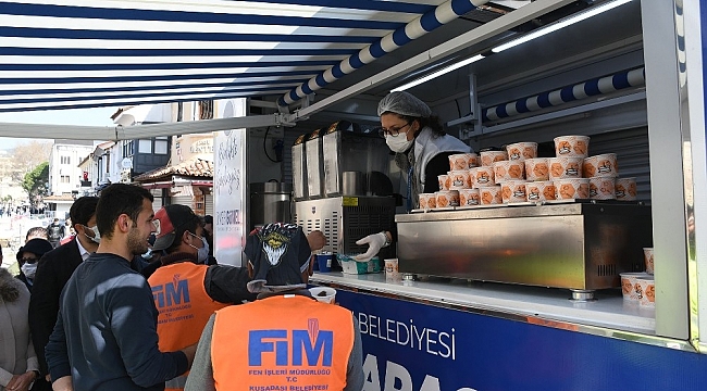 Mobil ikram aracı bu kez belediye işçilerinin içini ısıttı