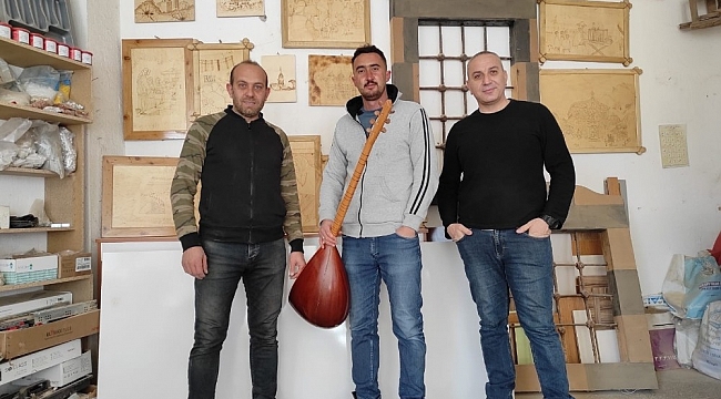 Mobilya atölyesinde Tomarza'ya türkü yazdı