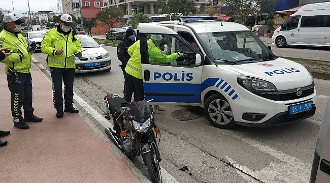 Motosikletli sürücü ehliyet sınavı sırasında sürücü adayının kullandığı araca çarptı: 2 yaralı