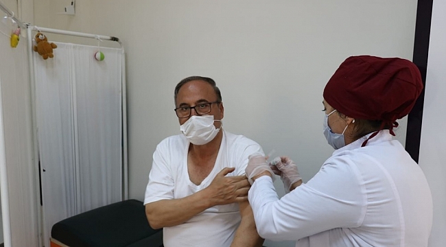 Müdür Alagöz, korona virüs aşısı oldu