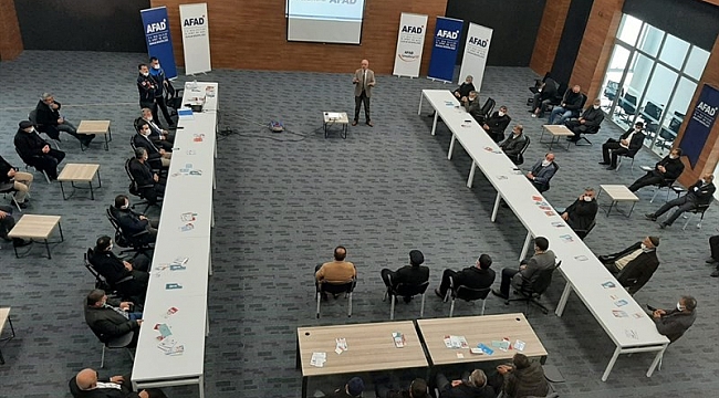 Muş'ta muhtarlara "Afet Farkındalık Eğitimi" verildi