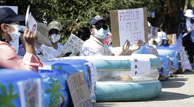 Myanmar'da darbeye karşı "kostümlü" protesto