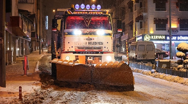 Nevşehir Belediyesi ekipleri kar mesaisini sürdürüyor