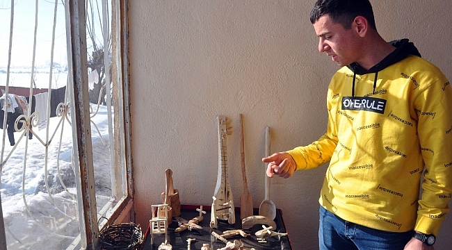 Odasını atölyeye çevirerek ağaçtan maketler yapıyor