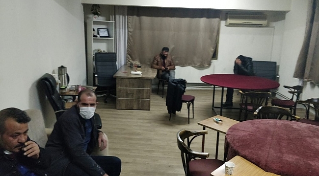 Ofiste kumar oynarken yakalandılar
