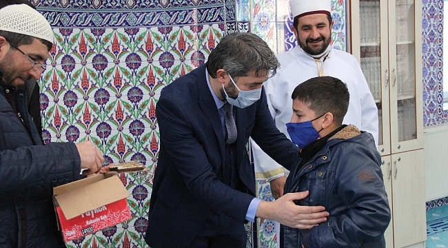 Öğrenciler, din görevlisi Mehmet Çelebi'ye gözyaşları içerisinde veda ettiler
