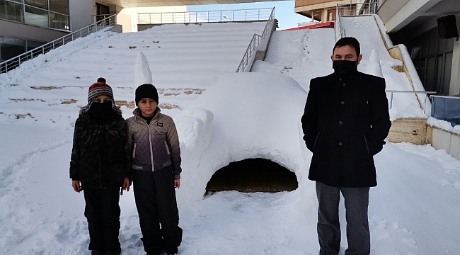 Öğrenciler mescid görünümlü iglo yaptı