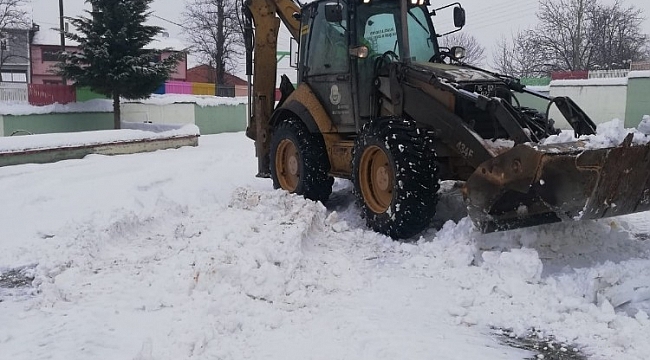 Okul yolları kardan temizlendi