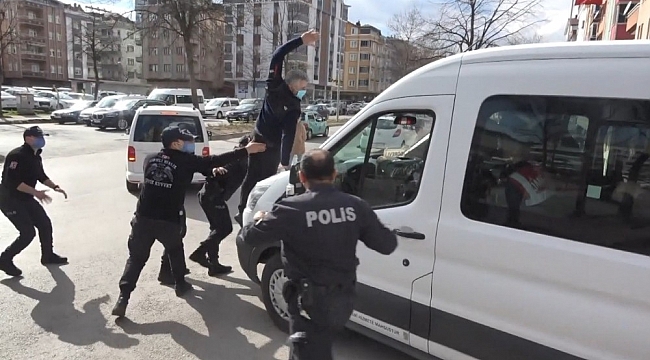 Öldürülen kadının yakını, sanıkları taşıyan cezaevi aracına uçtu