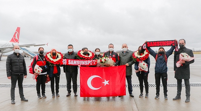 Olimpiyat ve paralimpik kotası kazanan sporcular çiçeklerle karşılandı
