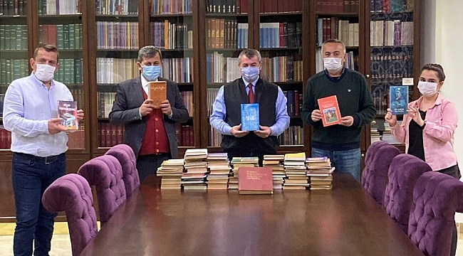 Önce kendisi bağışladı sonra herkesi kitap bağışına davet etti