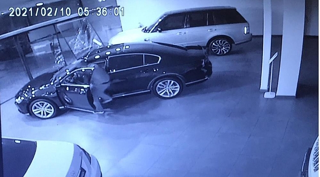 Oto galeriden çaldıkları yarım milyonluk aracı geri getirdiler
