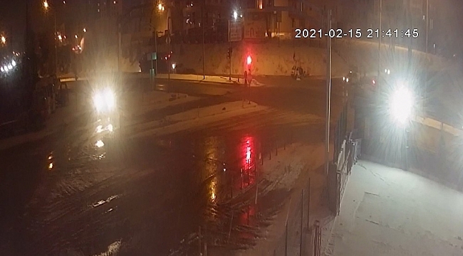 Otobüs ile ticari taksinin çarpıştığı kaza anı kamerada: 1 ölü
