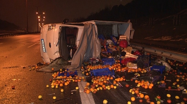 Otomobil ile çarpışan meyve yüklü kamyonet yan yattı: 1 yaralı