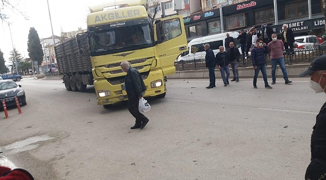 Otomobil ile tır çarpıştı, şans eseri ölen veya yaralanan olmadı