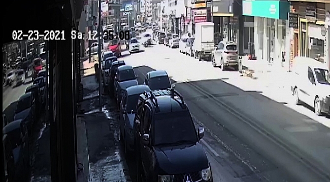 Otomobilin altında kalan kurye ölümden döndü