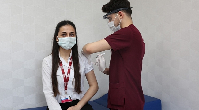 Özel Denizli Cerrahi Hastanesi'nde ikinci doz aşılar uygulandı