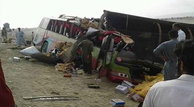 Pakistan'da feci kaza: 14 ölü
