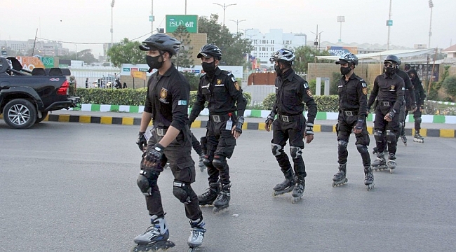 Pakistan'da suça karşı patenli polis ekibi
