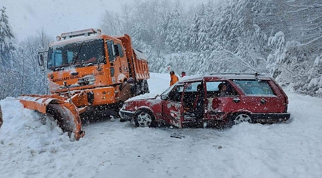 Paletli kar küreme aracı, karşıdan gelen otomobile çarptı: 3 yaralı