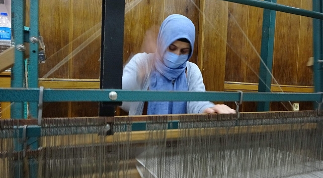 Pandeminin stresinden el dokuması yaparak kurtuluyorlar