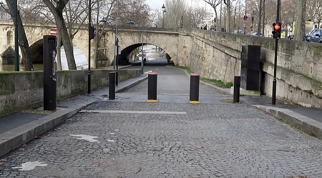 Paris'te Seine Nehri suları yükseldi, bölge trafiğe kapatıldı