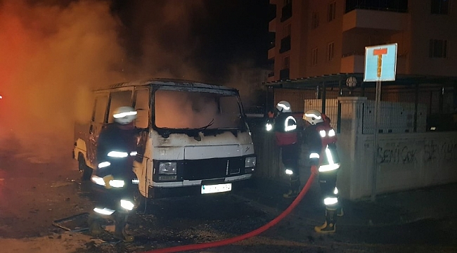 Park halindeki minibüs alev topuna döndü