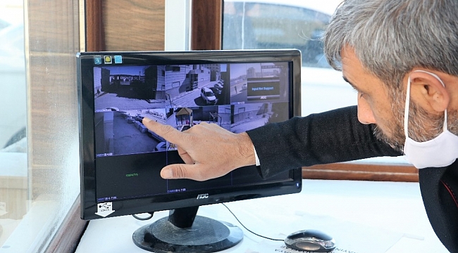 Park halindeki otomobile çarpıp kaçtı