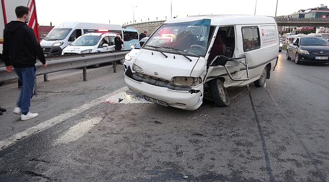 Pendik'te minibüs ile otomobil çarpıştı: 2 yaralı