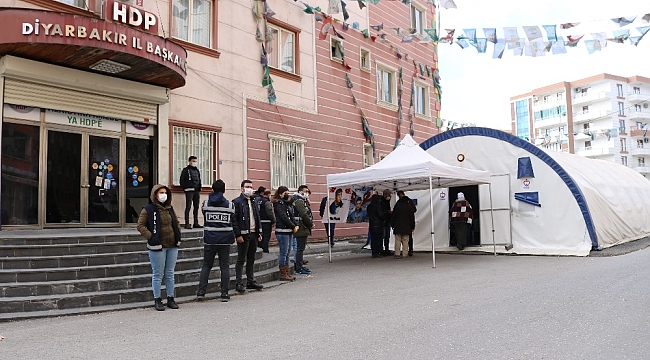 PKK'nın katliamı evlat hasreti çekenlerin umudunu kırmadı, evlat nöbetine bir aile daha katıldı
